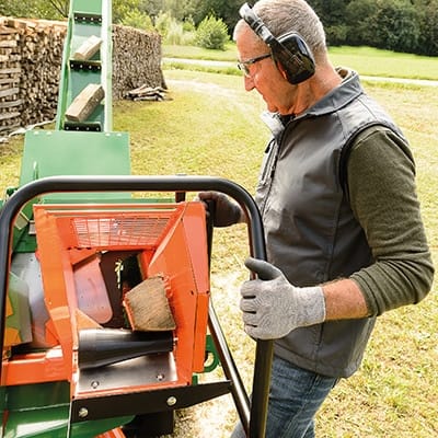 Sägefunktion mit Holzniederhalter der Brennholzsäge