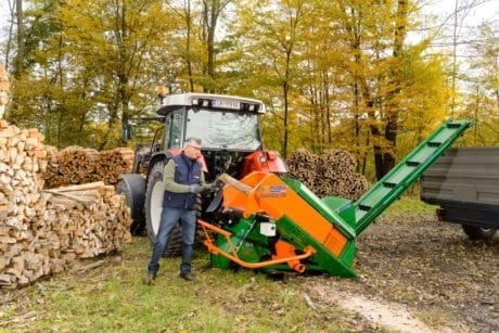 Holz sägen mit Brennholz-Sägeautomat