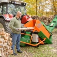 Brennholz sägen mit Sägeautomat mit Förderband, Holzbeschickung