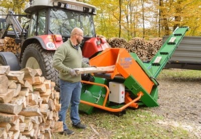 Brennholz sägen mit Sägeautomat mit Förderband, Holzbeschickung