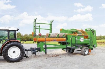 Brennholzautomat mit Fahrwerk für Transport mittels Schlepper