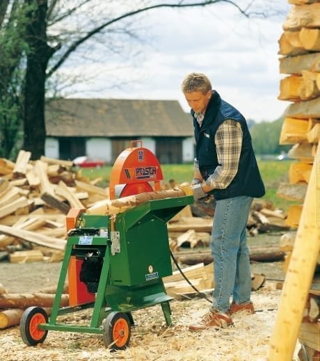 Entrinden von Holzrundlingen und Schwachholz, Schälmaschine bei der Verarbeitung vom Stamm zum Pfahl.