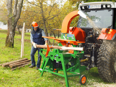 Entrindungsmaschine. Holzfräse. Arbeitsweise Schälen - Beginn