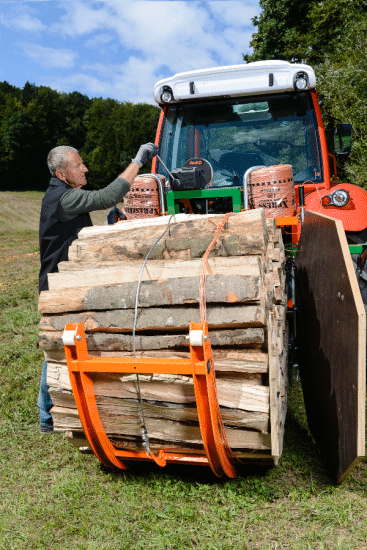 Meterholz kostengünstig bündeln mit Pressgarn und Vorrichtung. Brennholz bündeln