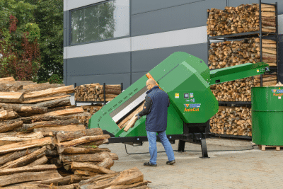 Der Sägeautomat ermöglicht durch die niedrige Beschickungshöhe eine ergonomische Arbeitsweise