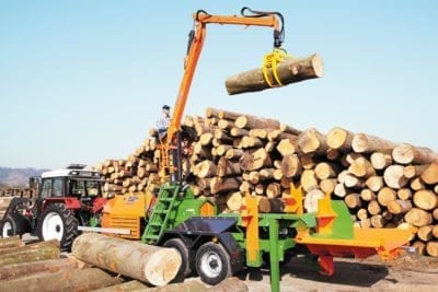 Holzspalter mit Kran, Arbeitsweise liegend. Liegendspalter mit Holzladekran