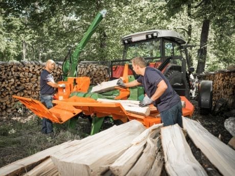 Holz spalten mit mehreren Personen. Liegendspalter mit Sicherheitpaket