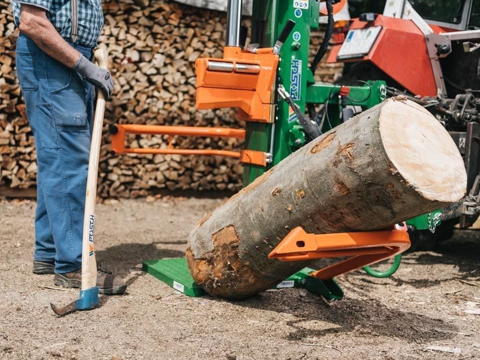Hydraulischer Holzspalter an Traktor Stock Photo