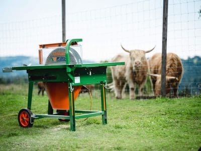 Tischkreissaege-Holzpfaehle-spitzen-trennen-Brennholz-Laengsschnitt-UniCut-POSCH-Leibnitz-Aktion-ohne Bediener-Rinder-StefanLeitner-78